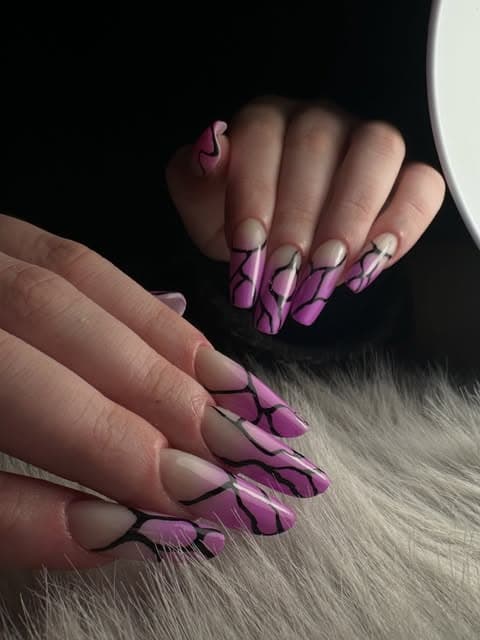 Nail art lilla con linee nere