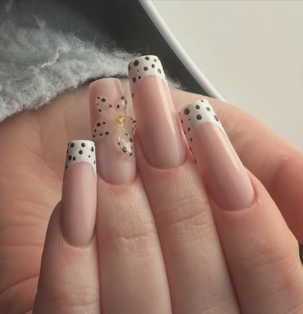 Nail art con fiore e pois