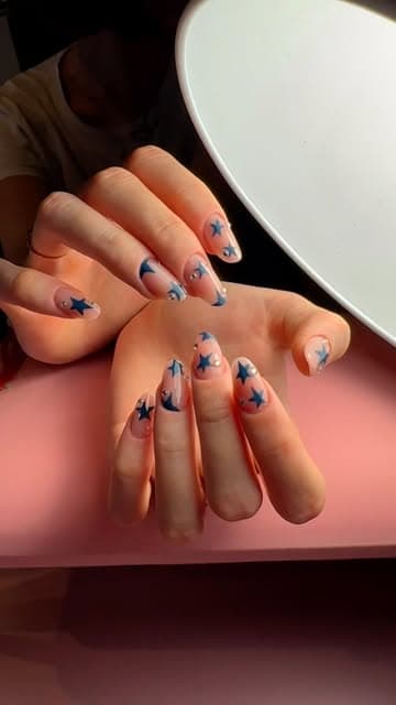 Nail art con stelle blu